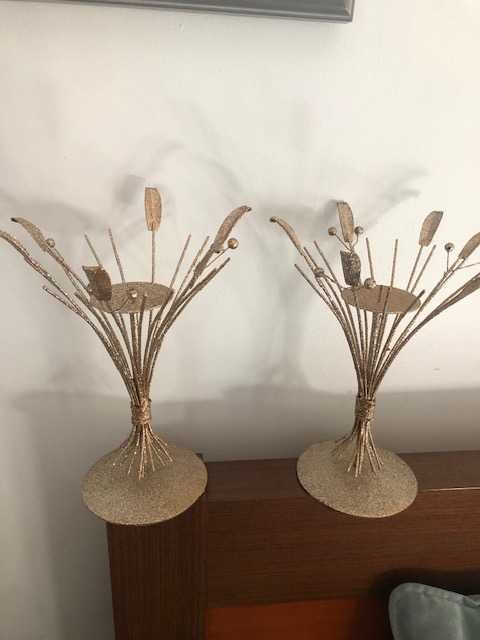 Castiçais decorativos em dourado com brilho