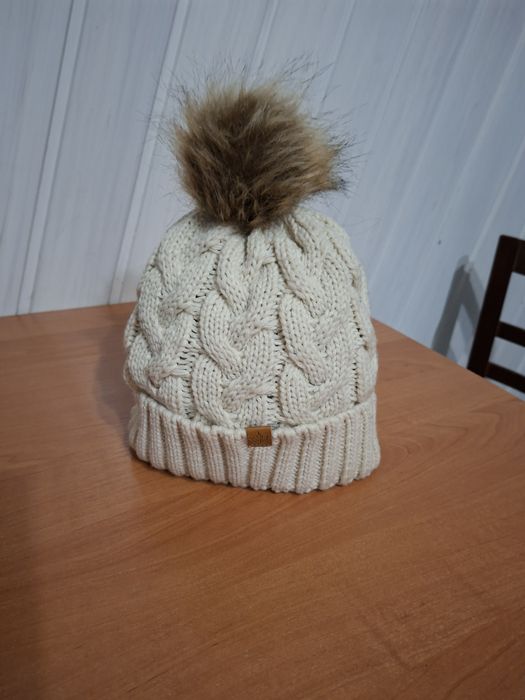 Sprzedam damską czapkę.