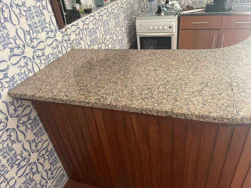 Balcao de madeira com granito