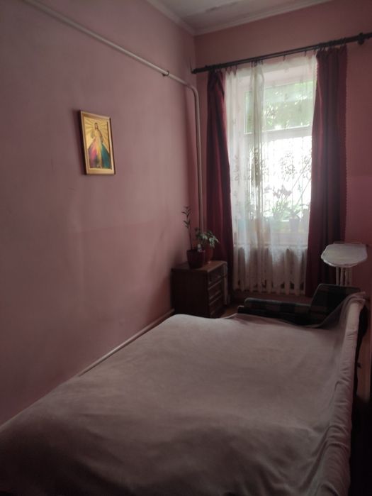 Продам 3 кімнатний півособняк в Ужгороді.