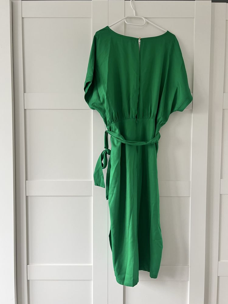 Zielona prosta elegancka sukienka z krótkim rękawem dekolt v midi