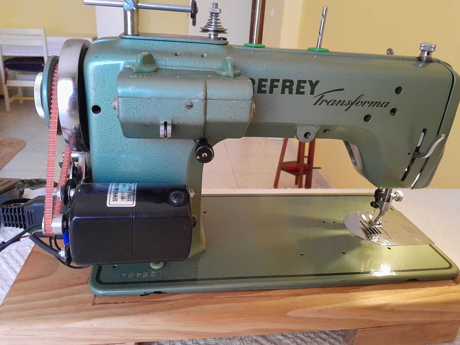 Máquina de costura Refrey Transforma como novo