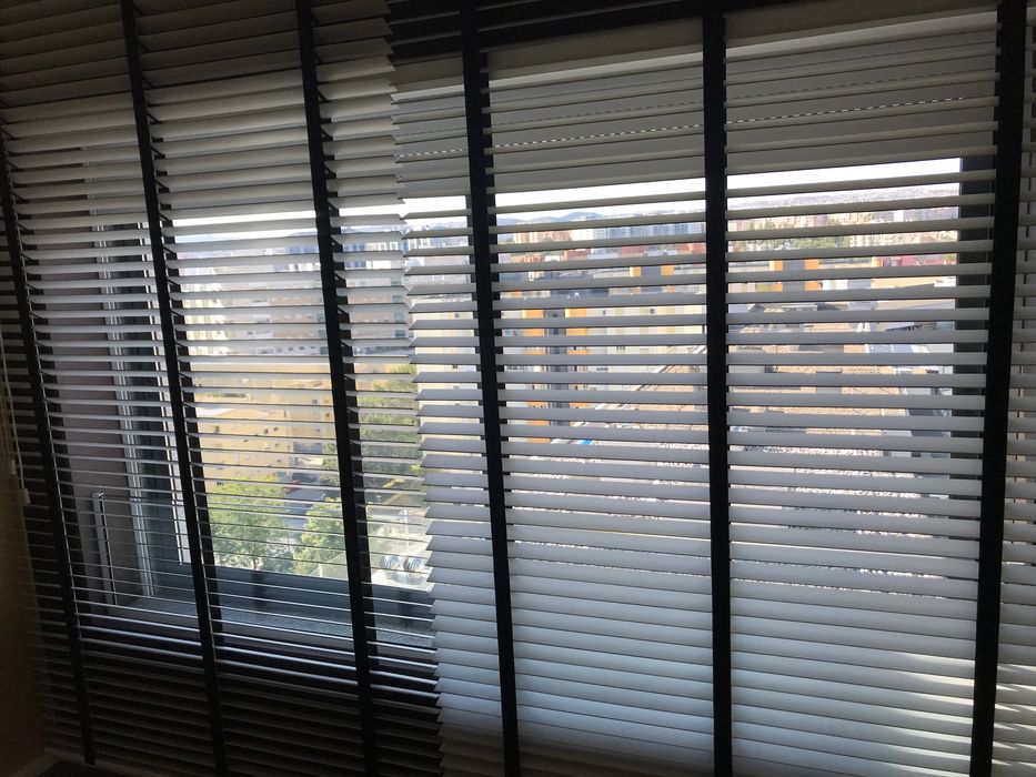 2 Estores Venezianos “Bandalux” em excelente estado.