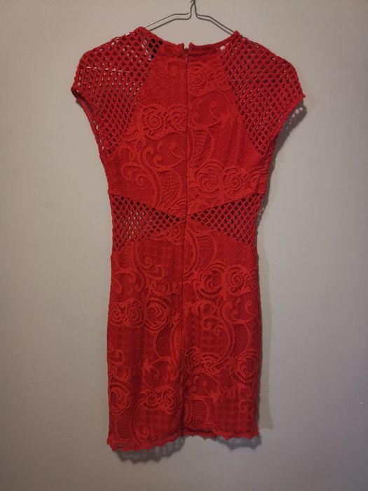 Czerwona koronkowa sukienka r. 34