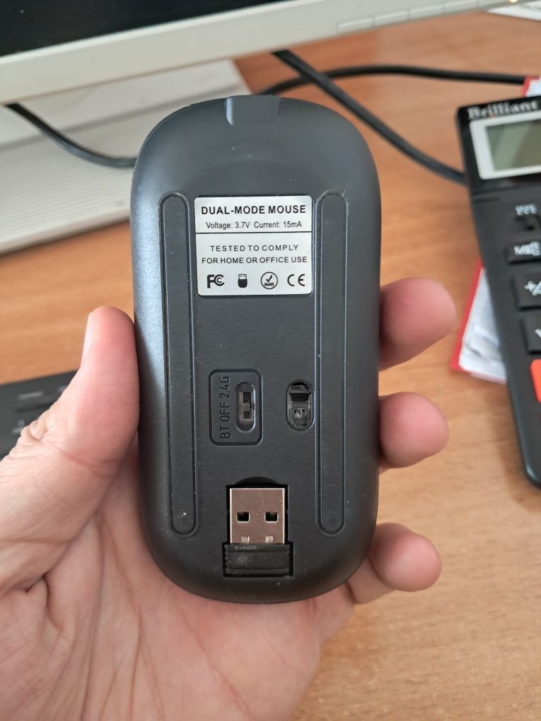 Безпровідна клавіатура і мишка Bluetooth. Також і через порт