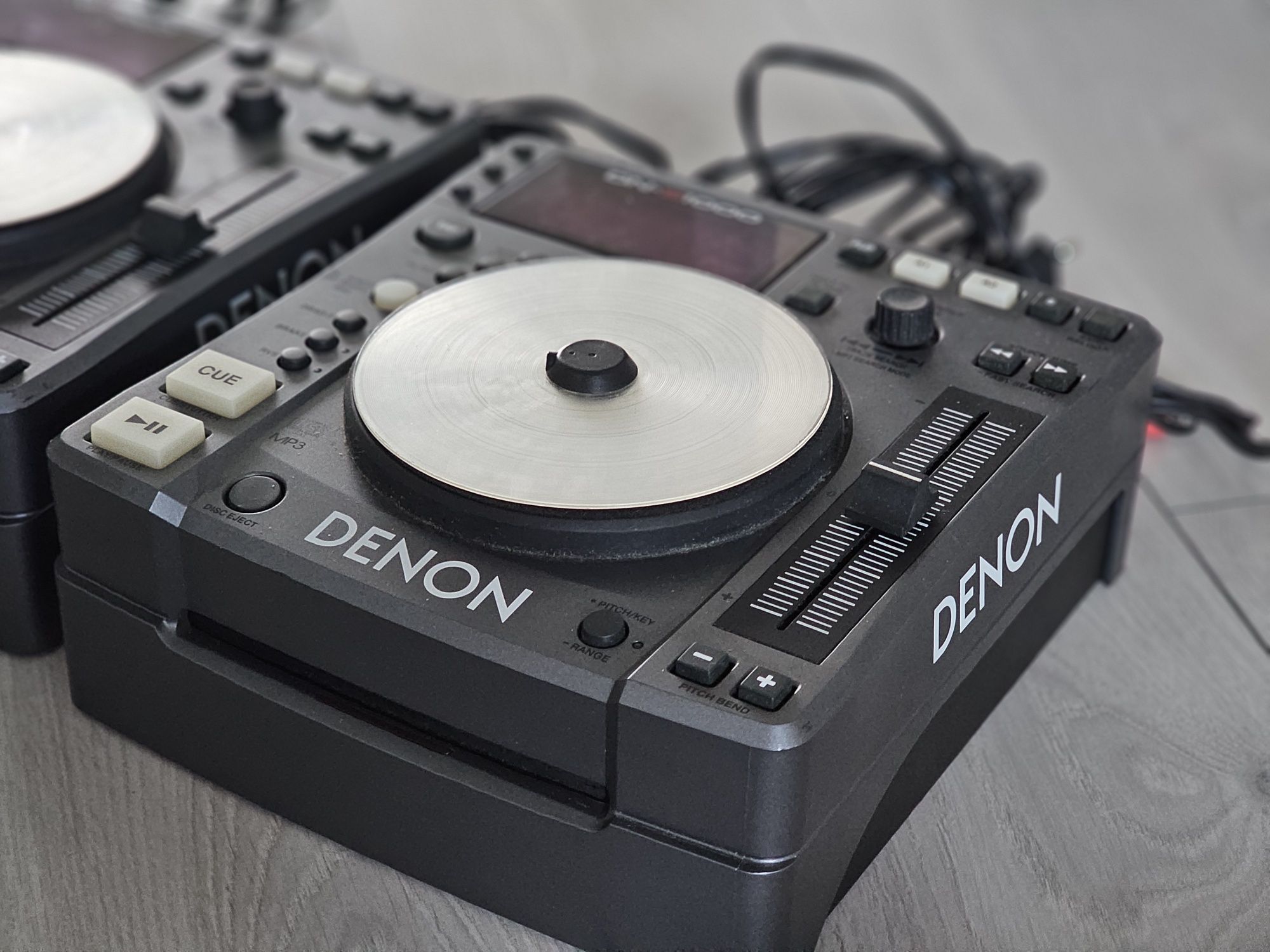 Konsola DJ 2 x DENON DNS-1000 oraz mixer NUMARK DXM06 - świetny stan