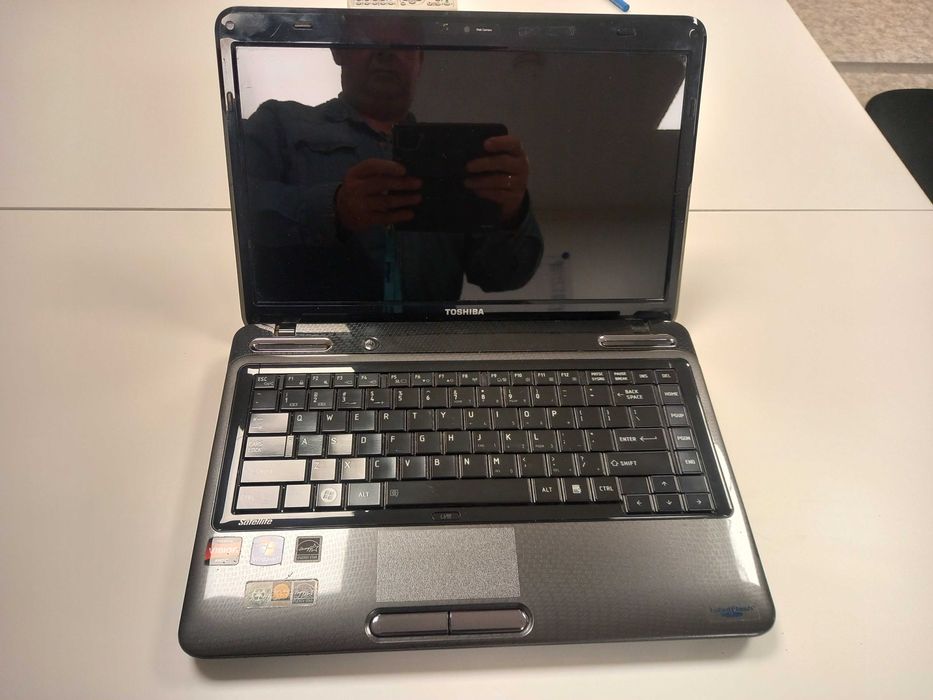 Laptop Toshiba Satelite L645D AMD Dual Core 2.3 GHz, 2Gb Ram, 220 HDD
