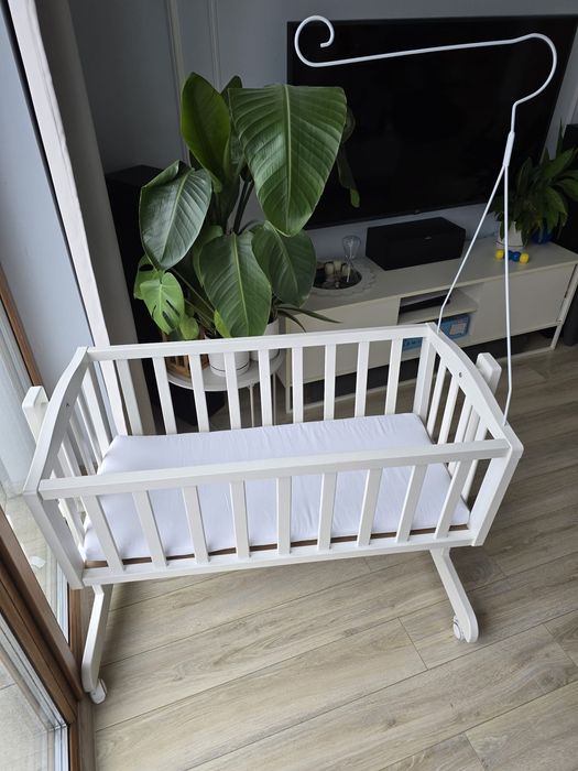Łóżko, łóżeczko, kołyska dla dziecka na kółkach.