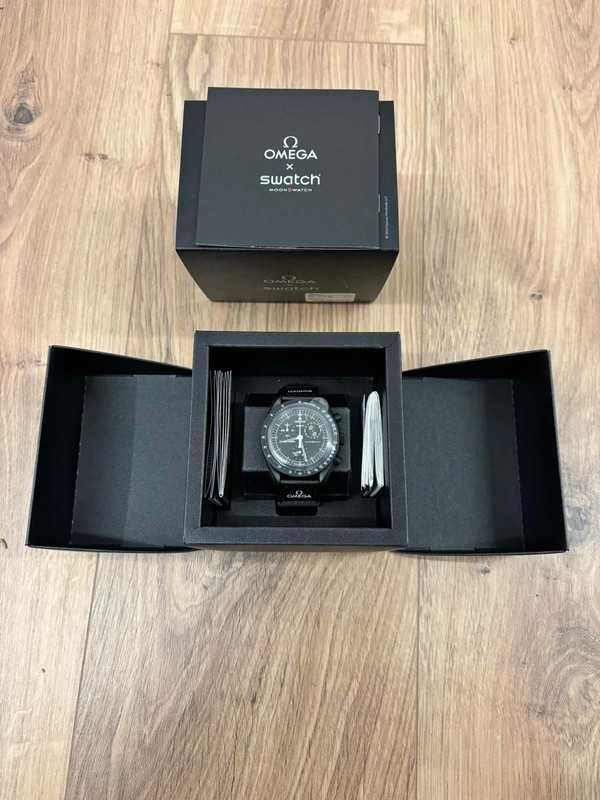 Snoopy Omega Swatch SO33B700 – Design z Fazy Księżyca