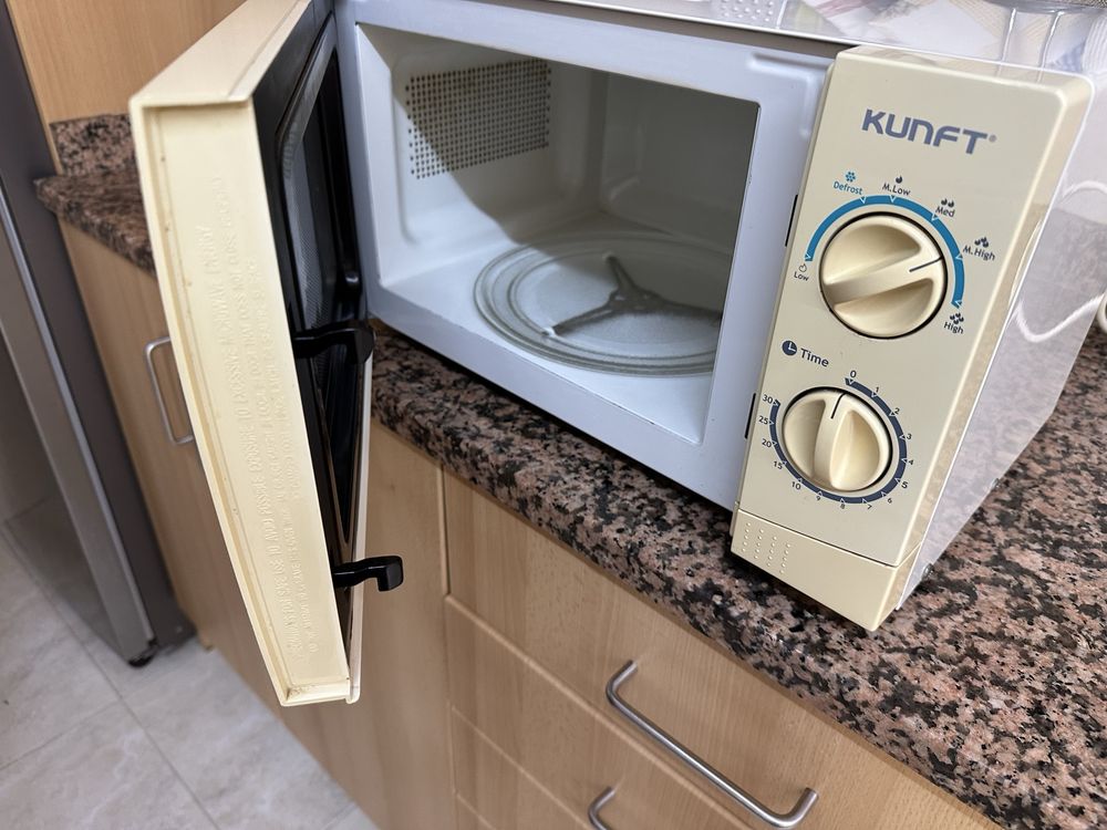 Microondas a funcionar perfeitamente
