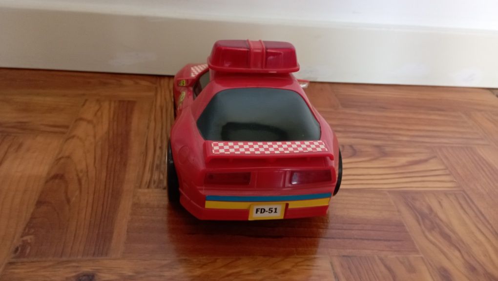 Brinquedo a pilhas carro que rodopia