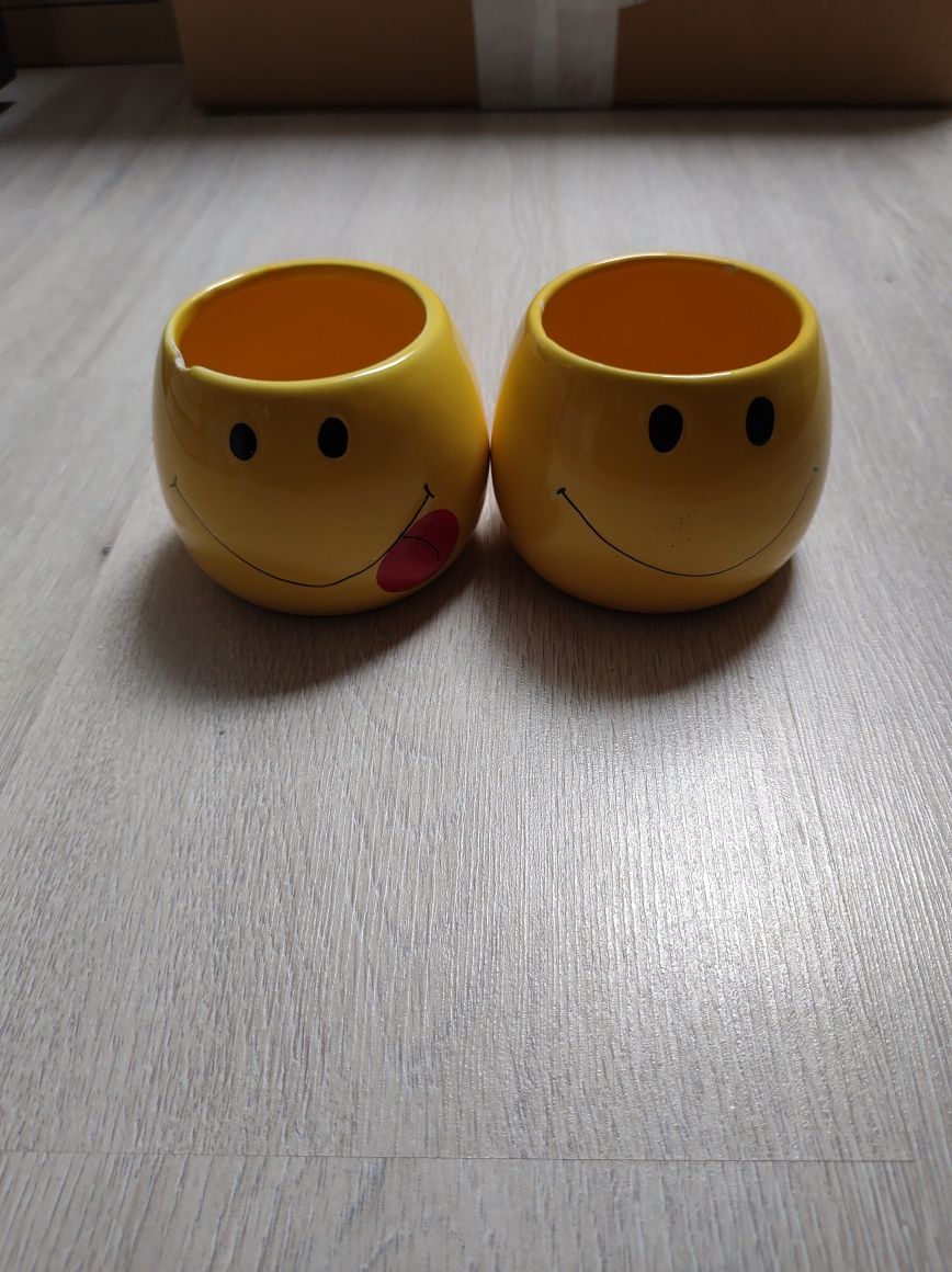 Żółte osłonki ceramiczne na doniczki z uśmiechem