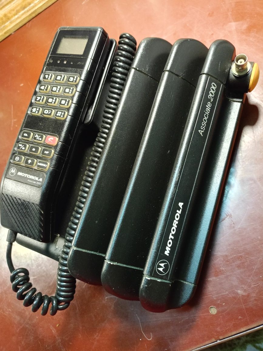 Портативный автомобильный мобильный телефон "MOTOROLA ASSOCIALE 2000".