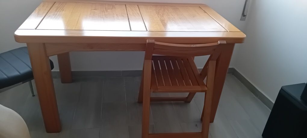 Mesa de madeira com 2 cadeiras