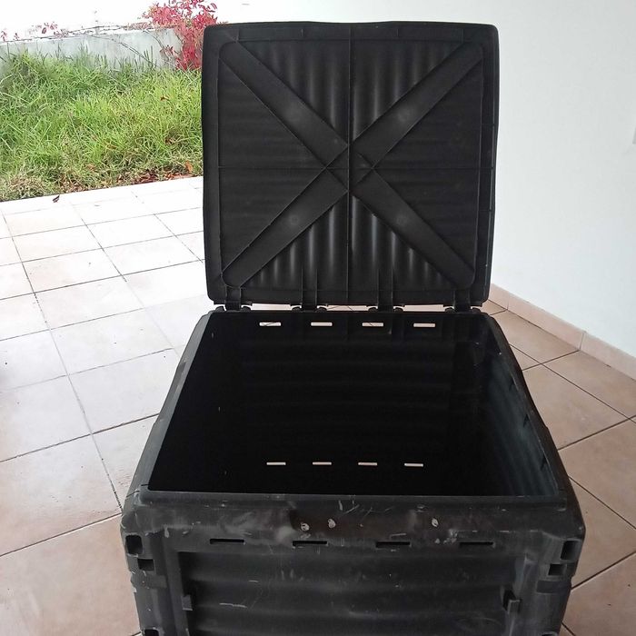 Compostor em plástico, com 80 cms de altura, por 60 cms de largura