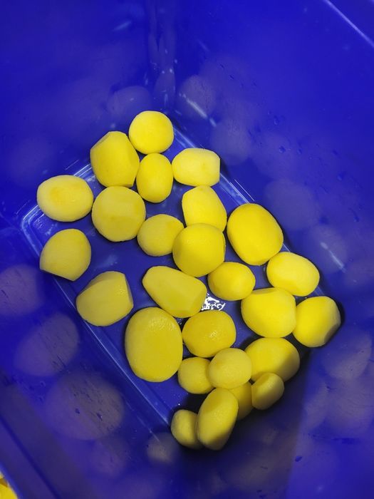 Ziemniaki obrane   wiaderkach zalane woda oraz inne warzywa obrane