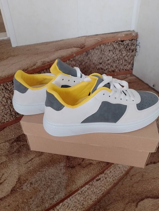 Жіночі Кросівки 39 р.