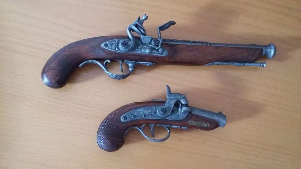 Pistolas decorativas em madeira e ferro