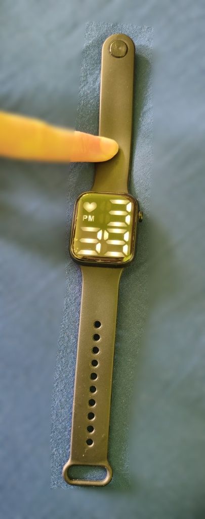 "Sportowy" cyfrowy zegarek na gumowym pasku, czarny unisex