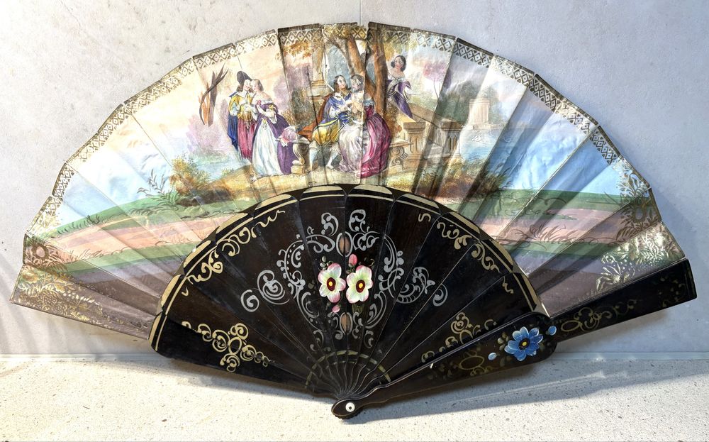 Lindo antigo leque francês pintado à mão com cenas românticas rococó