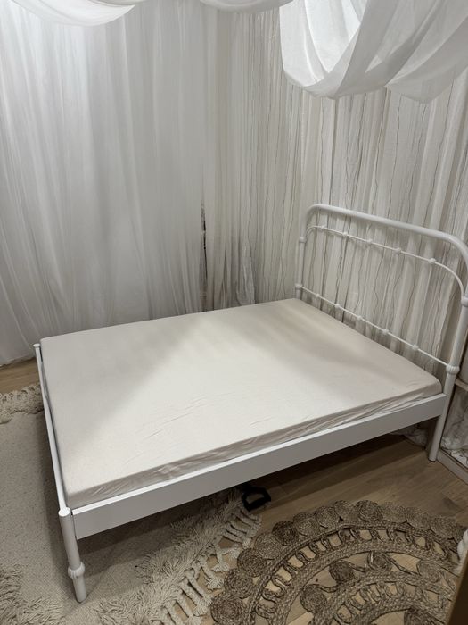 Łóżko metalowe z materacem