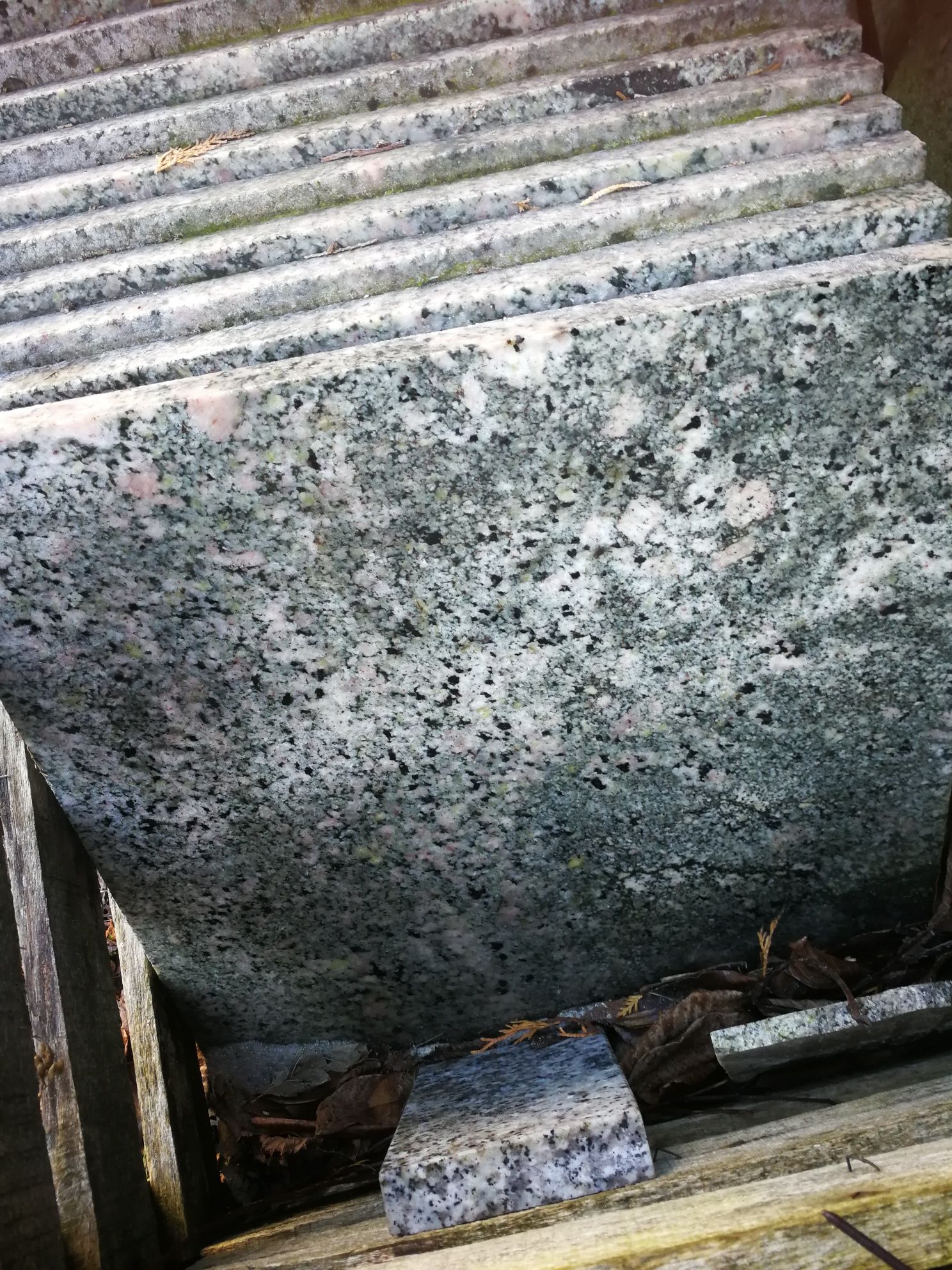 Płytki granitowe 40*40 grubość 2cm.29zl za sztukę.