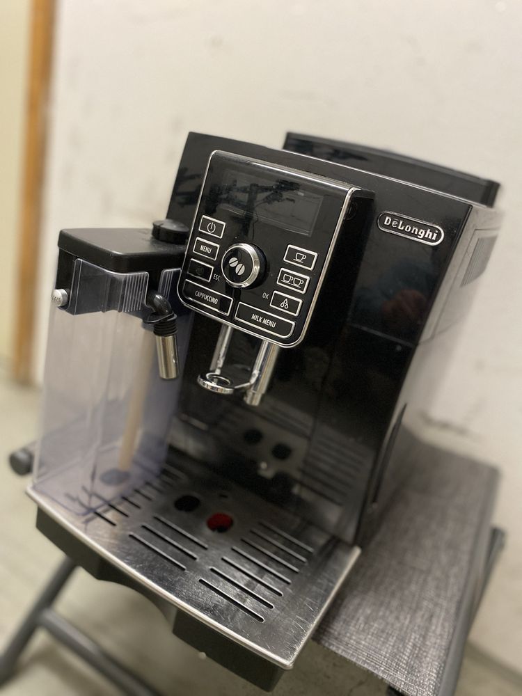 Кавомашина Delonghi dinamica