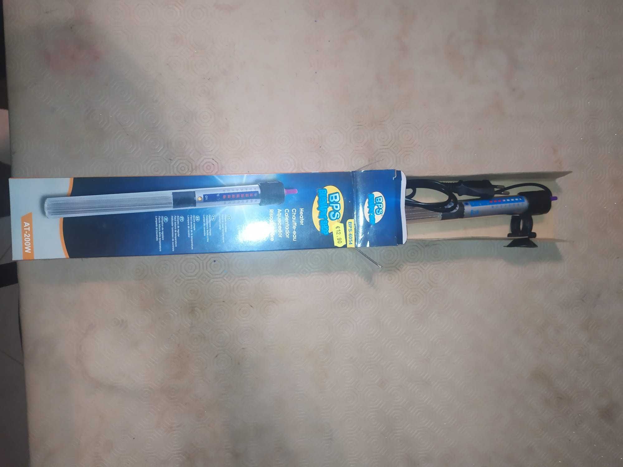 Aquário com 380l, móvel adjacente e artigos variados
