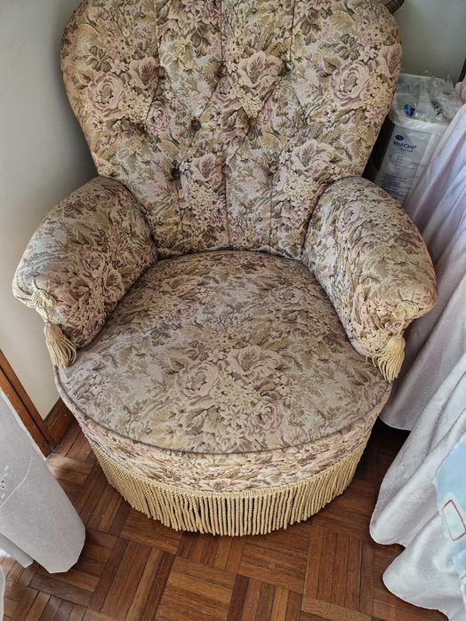 Senhorinha ( sofá de quarto)procura novos donos