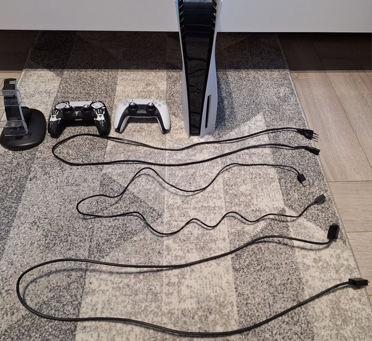 Ps5 z napędem,dwoma padami i stacją dokującą