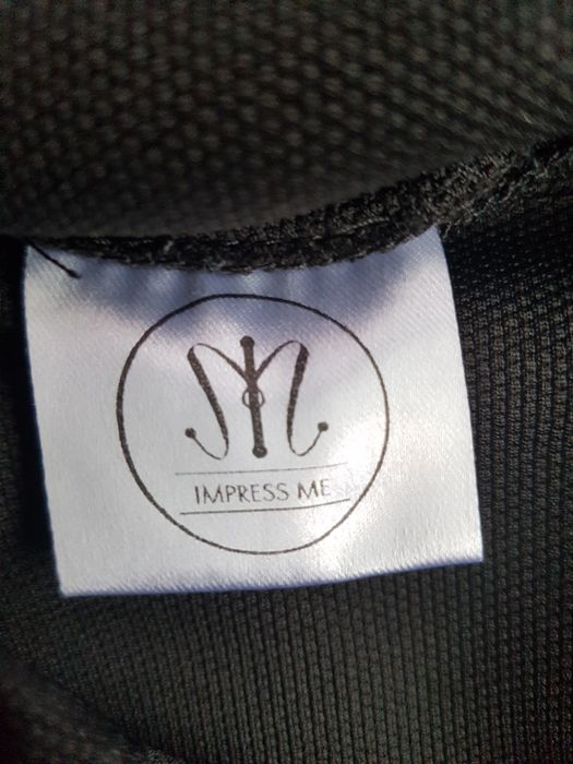 Czarna bluzka Impress Me z dużym dekoltem rozm. M