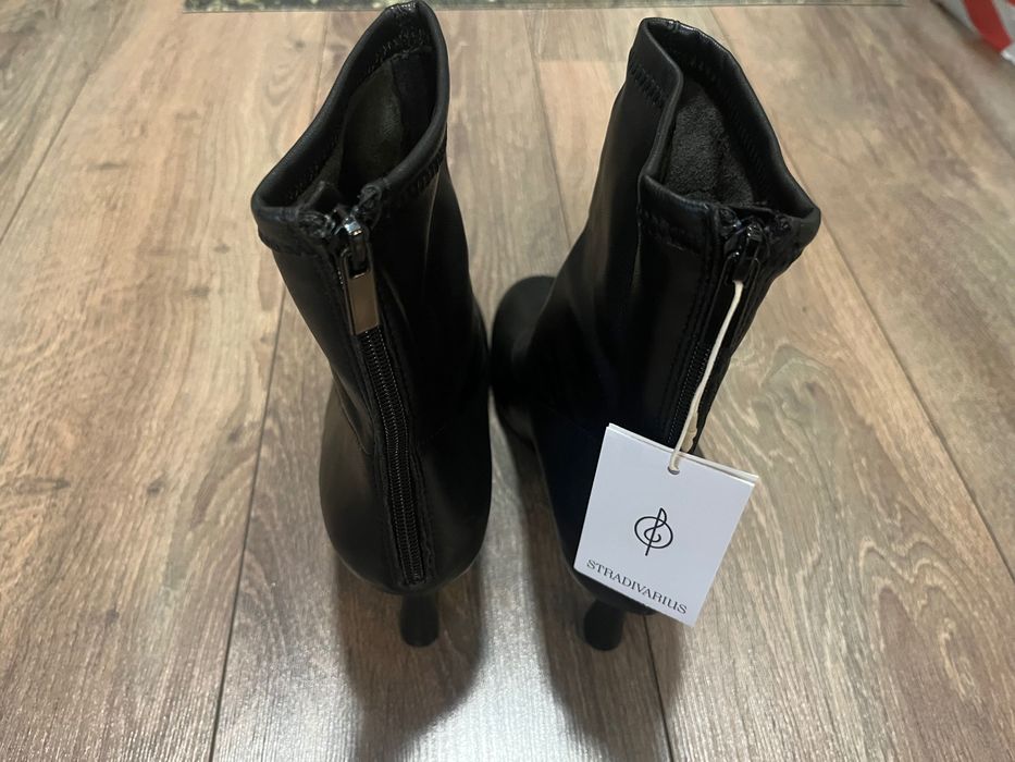 Чобітки жіночі нові Stradivarius