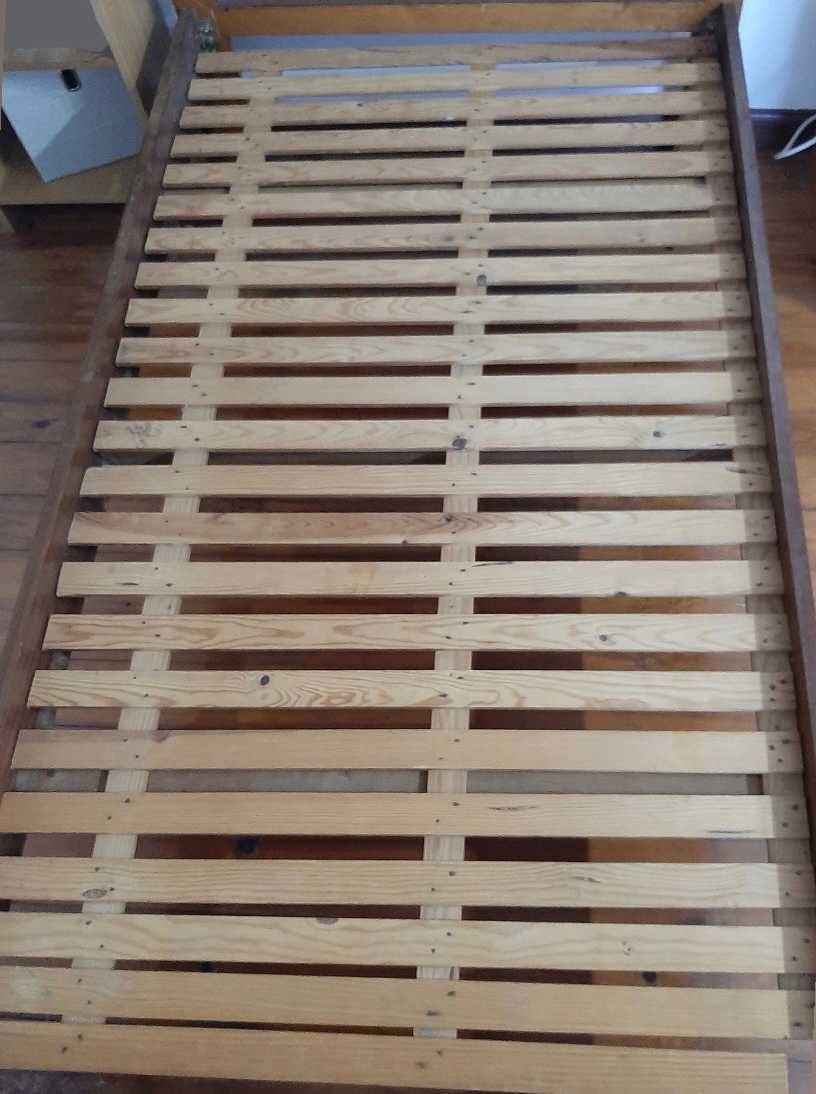 Cama de pessoa e meia de madeira
