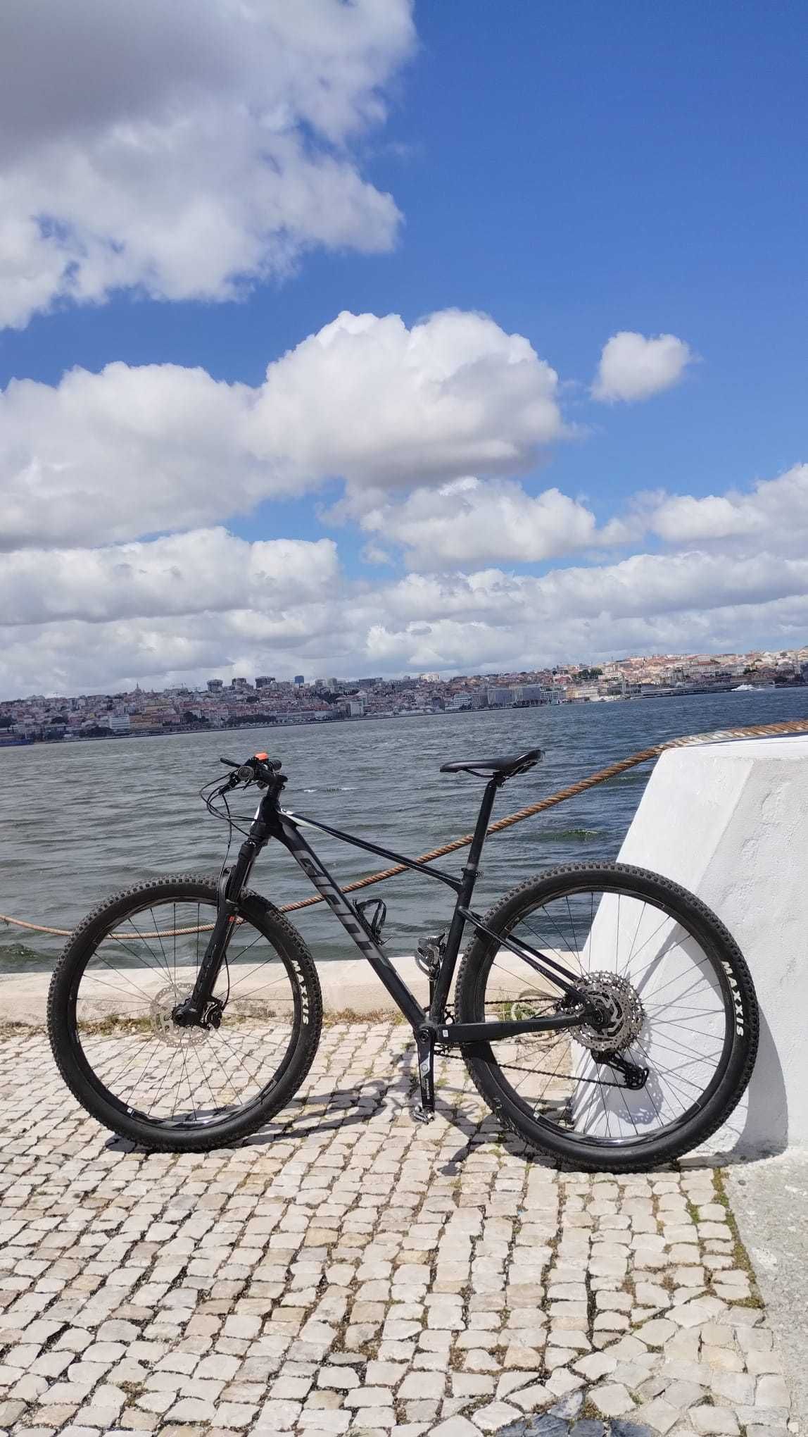 Bicicleta MTB GIANT XTC SLR 29 – Tamanho M – 2024