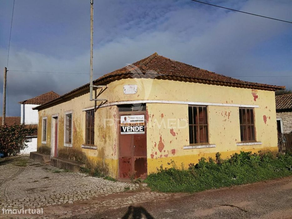 Moradia T2 para restaurar Serra de Santo António / Alcanena