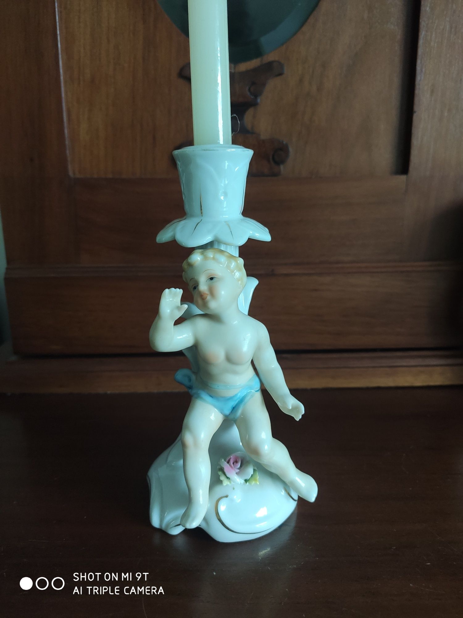 Porcelanowy świecznik z amorkiem putto