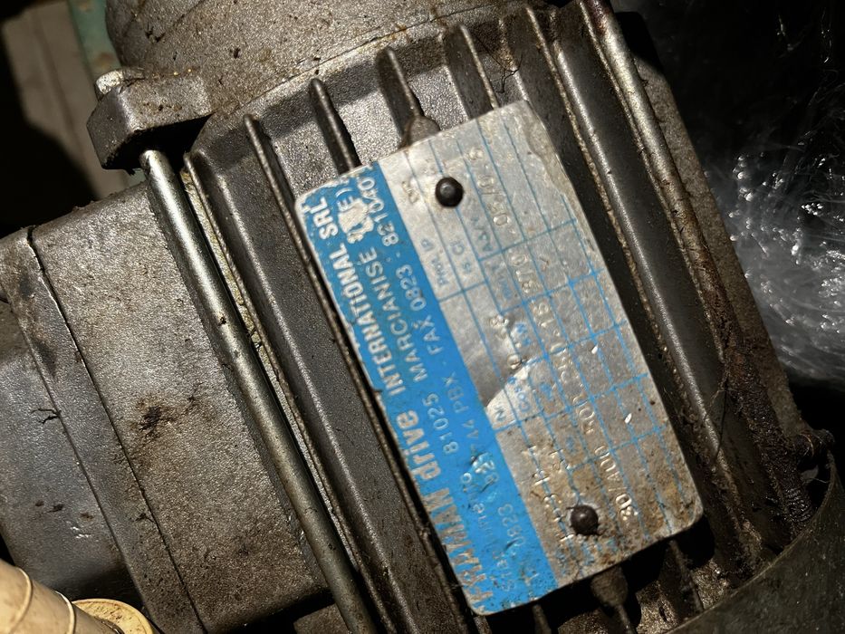 Varios motores eletricos trifazicos