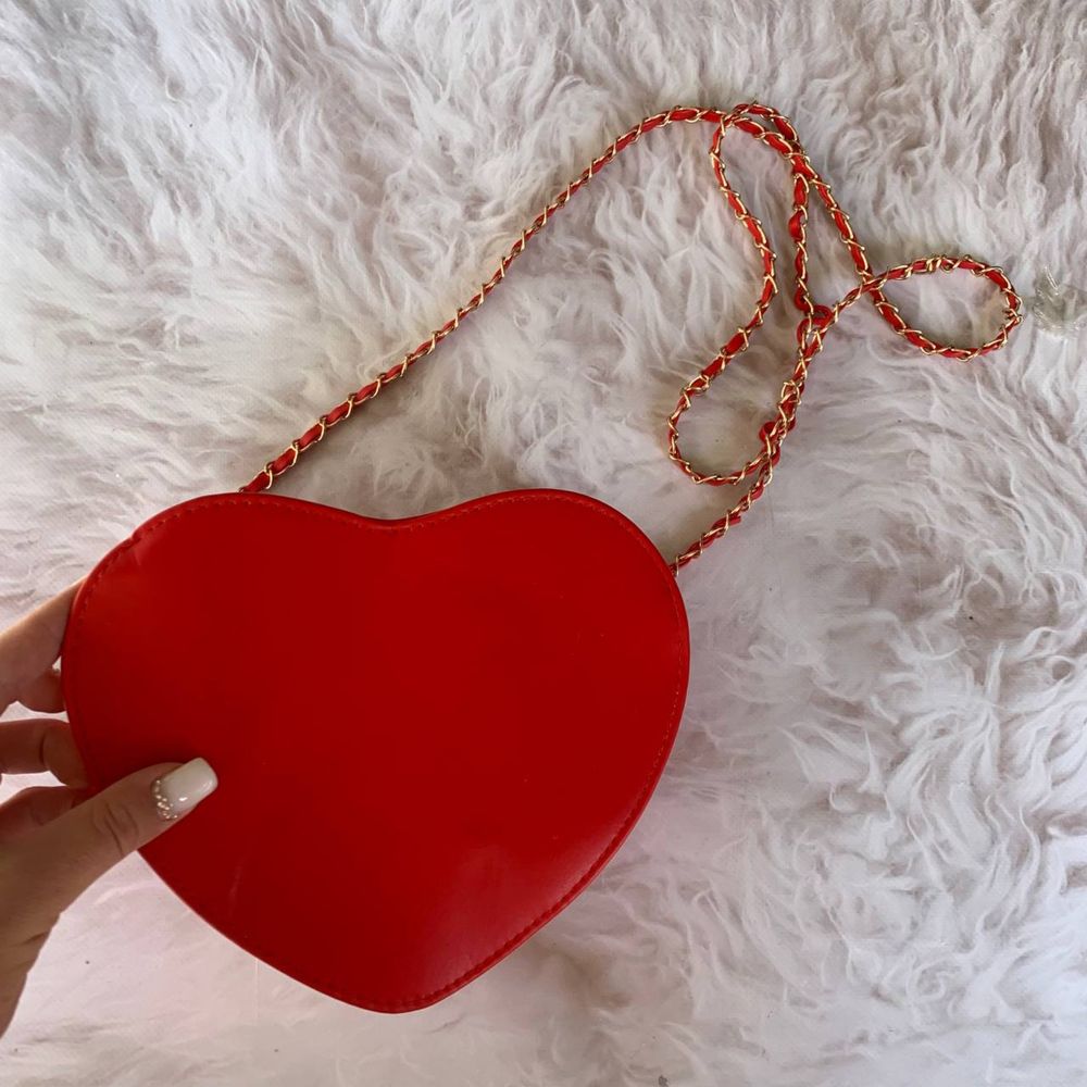 Червона сумка в формі серця
