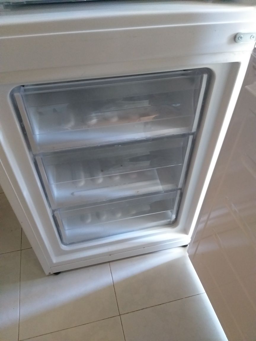 Frigorífico combinado INDESIT como novo impecável 1.89×66×60 cm ..