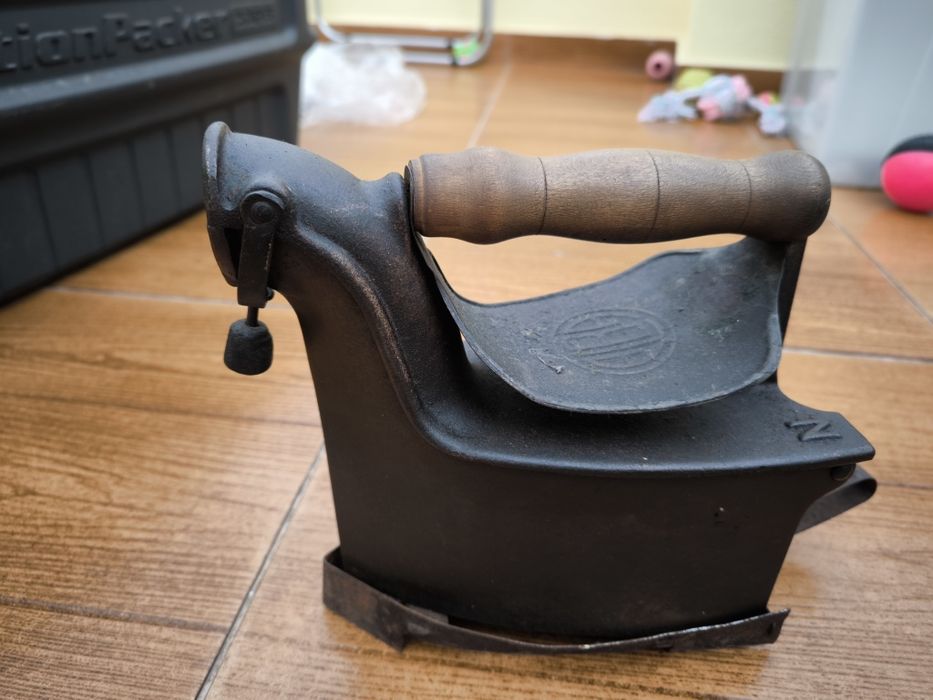 Ferro de Engomar a Carvão Antigo