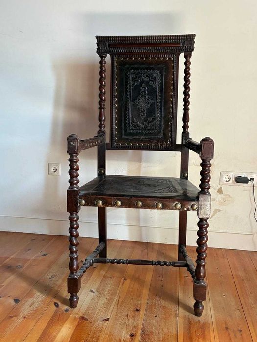 Conjunto Torcidos e Tremidos: Armário, Secretária, 2 Cadeiras