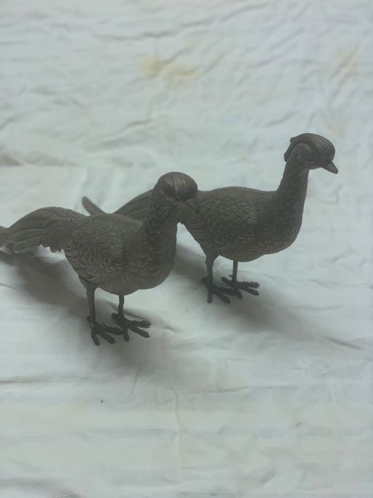 Par de pavoes em metal