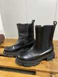 Botas pretas como novas