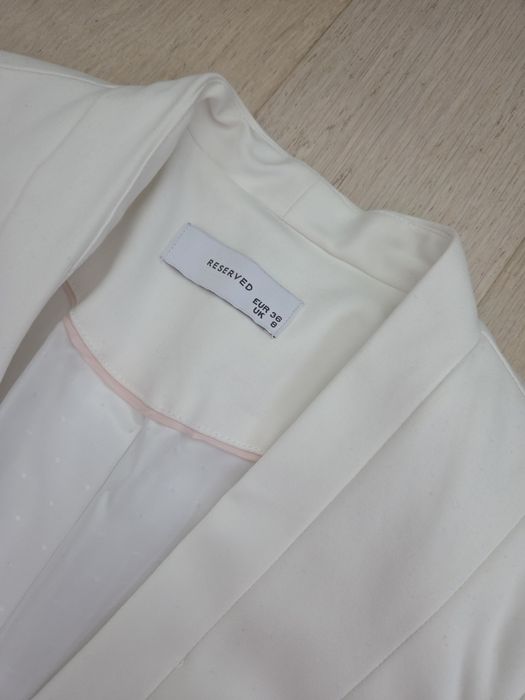 Biała marynarka, Reserved