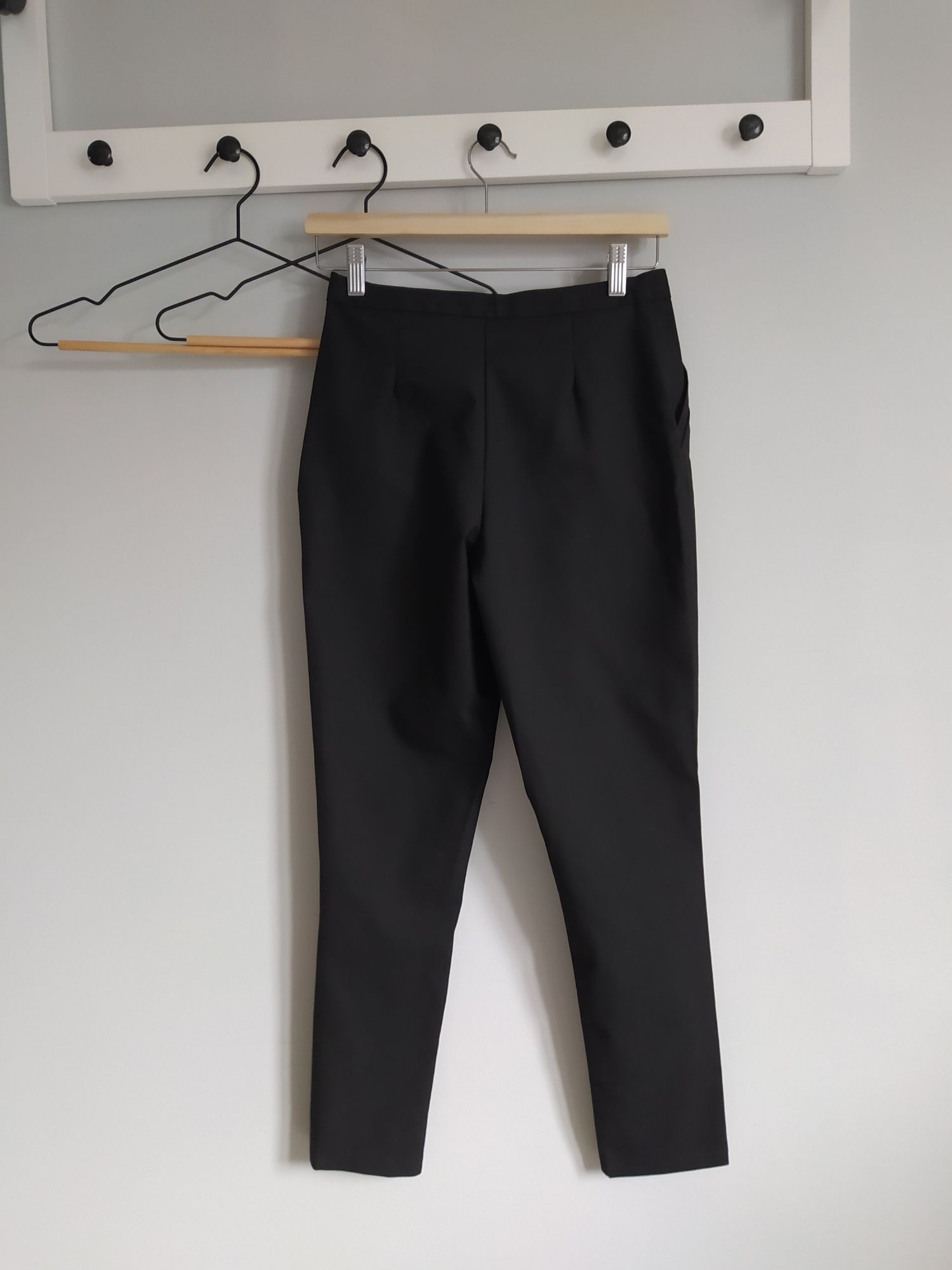 Czarne, eleganckie, materiałowe dziewczęce spodnie Teflon Eco Elite