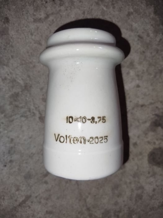 Опорный изолятор ИО-10-3,75.