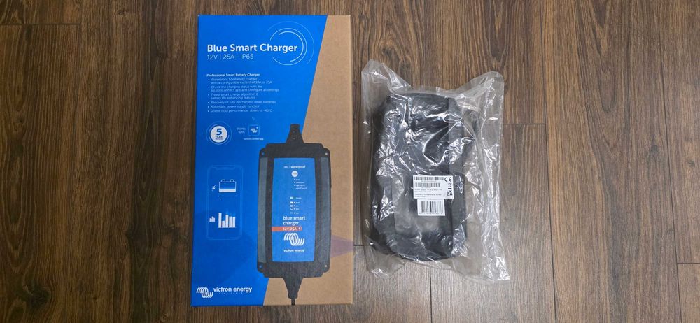 Ładowarka Victron Blue Smart IP65 12V/25A z Bluetooth + Etui