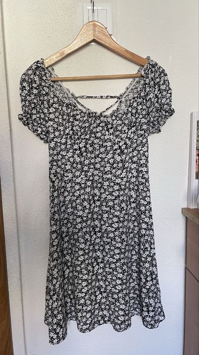 Letnia czarna sukienka w białe kwiatki z wiązaniem na plecach