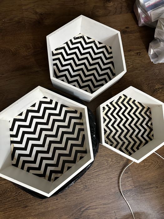 Lampa i półki wiszące