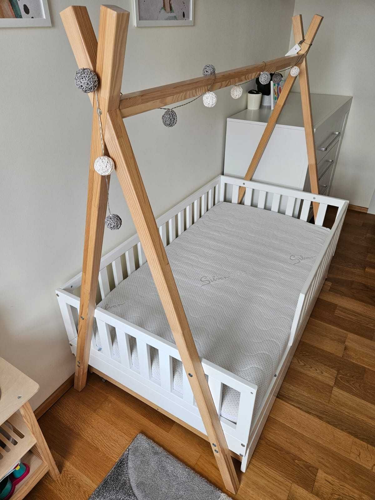 Łóżeczko Tipi z barierką, szyfladą firmy Luletto i materacem
